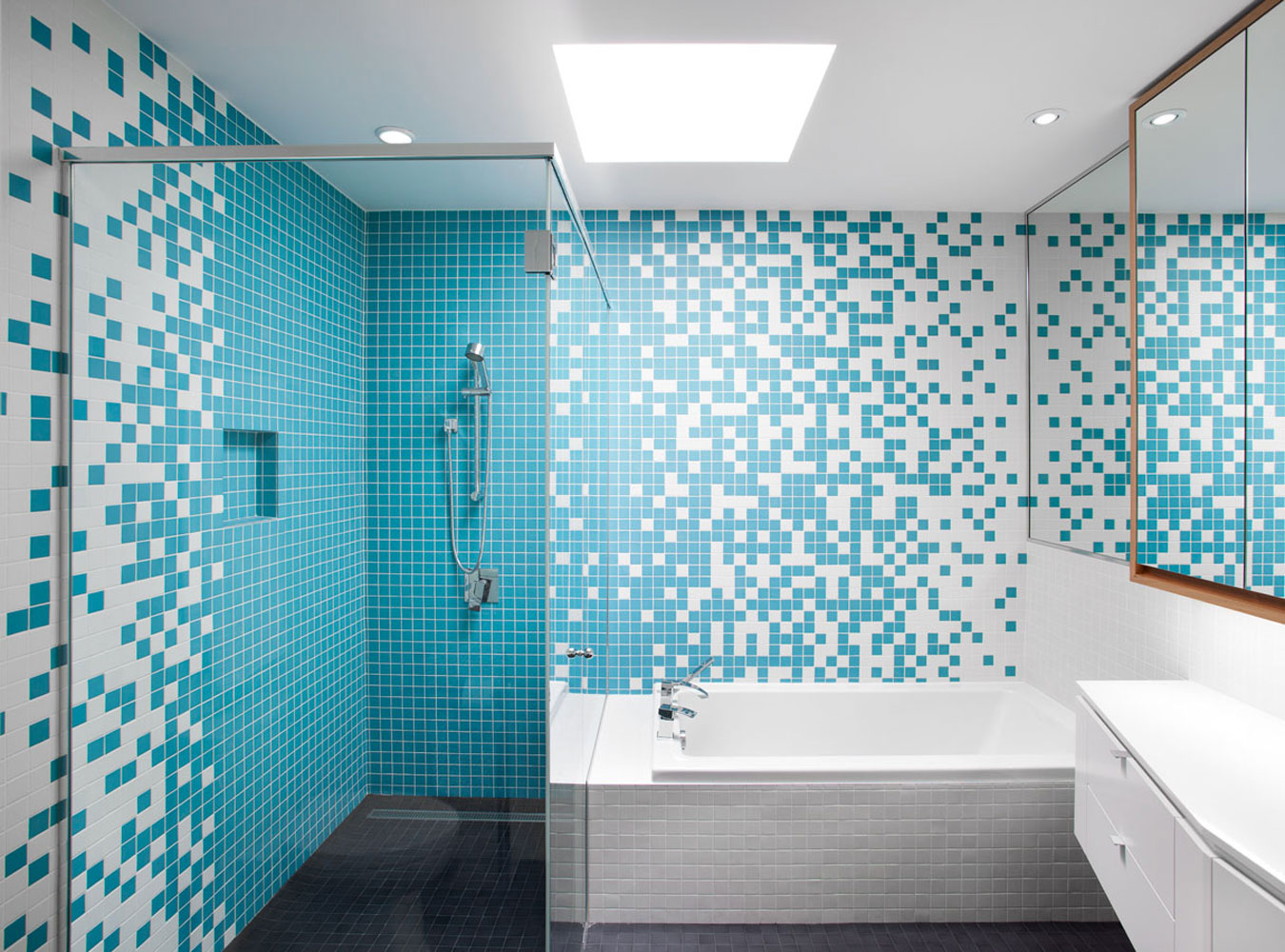 Бело-голубая ванная комната с квадратной плиткой