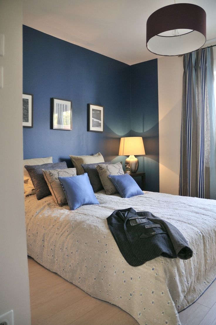 Синий дизайн узкой спальни
