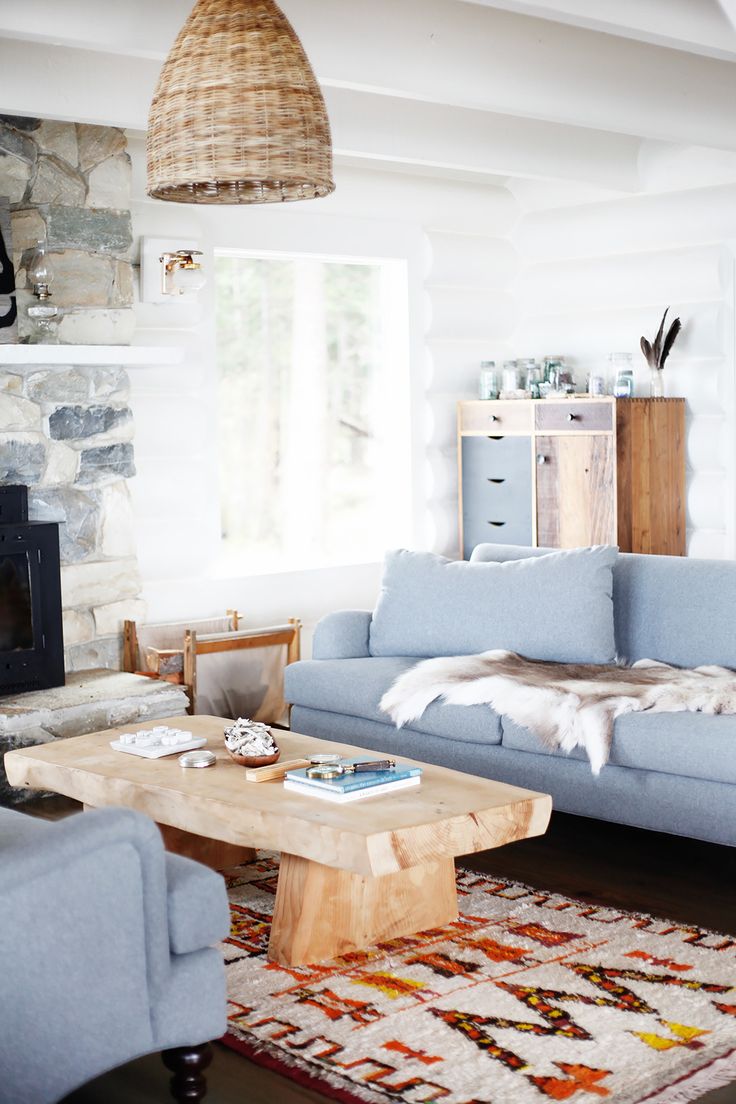 Голубой диван в доме