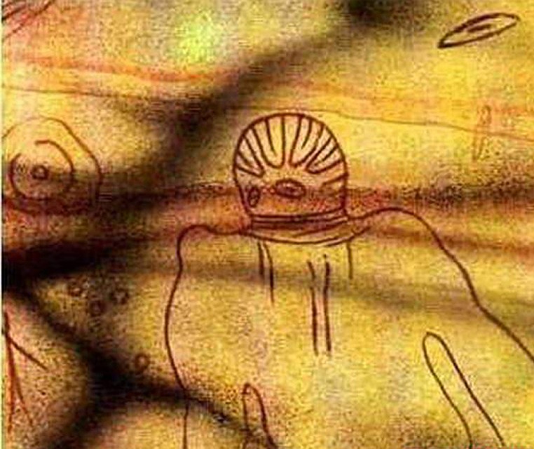 Знаменитый петроглиф из Северной Африки. Был нарисован примерно 8000 тысяч лет назад.  Чем не пришелец в скафандре? Расположен в Тассили ( Пустыня Сахара). 
