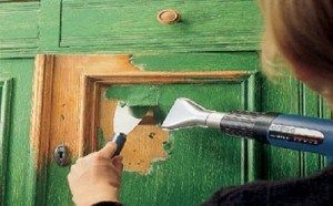 Снимаем старое покрытие двери Снимаем старое покрытие двери
