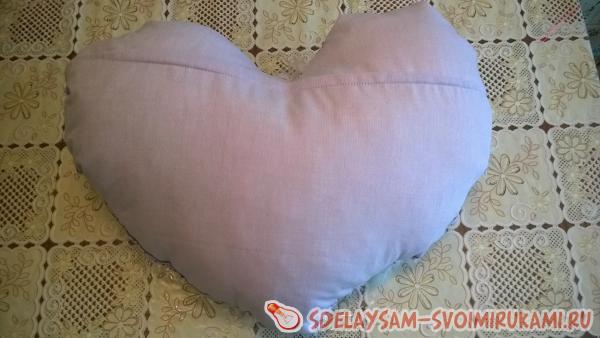 подушка в форме сердца