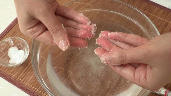 Применение солево-содового состава для очистки пальцев