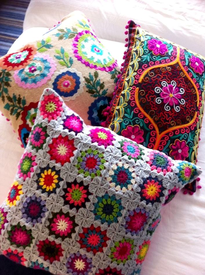 цветные подушки