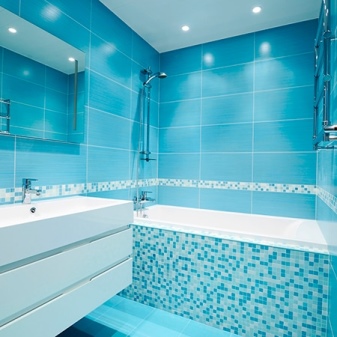 Голубая плитка в дизайне интерьера ванной комнаты