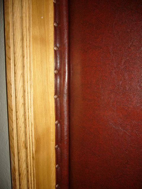 Характерная особенность - уплотнительные валики крепятся не на дверное полотно, а на коробку