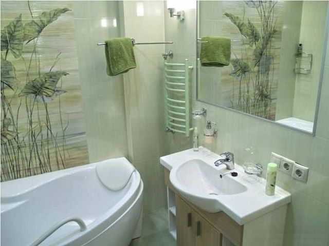 Зеркало позволяет значительно "раздвинуть" пространство тесной ванной комнаты