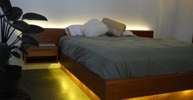 Теплый свет светодиодных светильников, расположенных в нижней части кровати, отлично осветит комнату в ночное время.