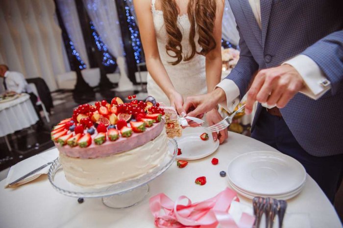 Торт на фруктово-ягожной свадьбе