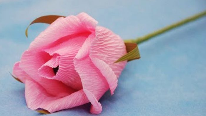 розовый цветок из гофробумаги
