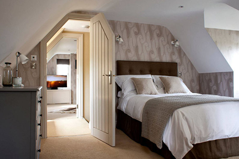 Дизайн маленькой спальни в мансарде со скошенным потолком