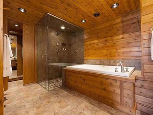 Ванная комната в деревянной отделке