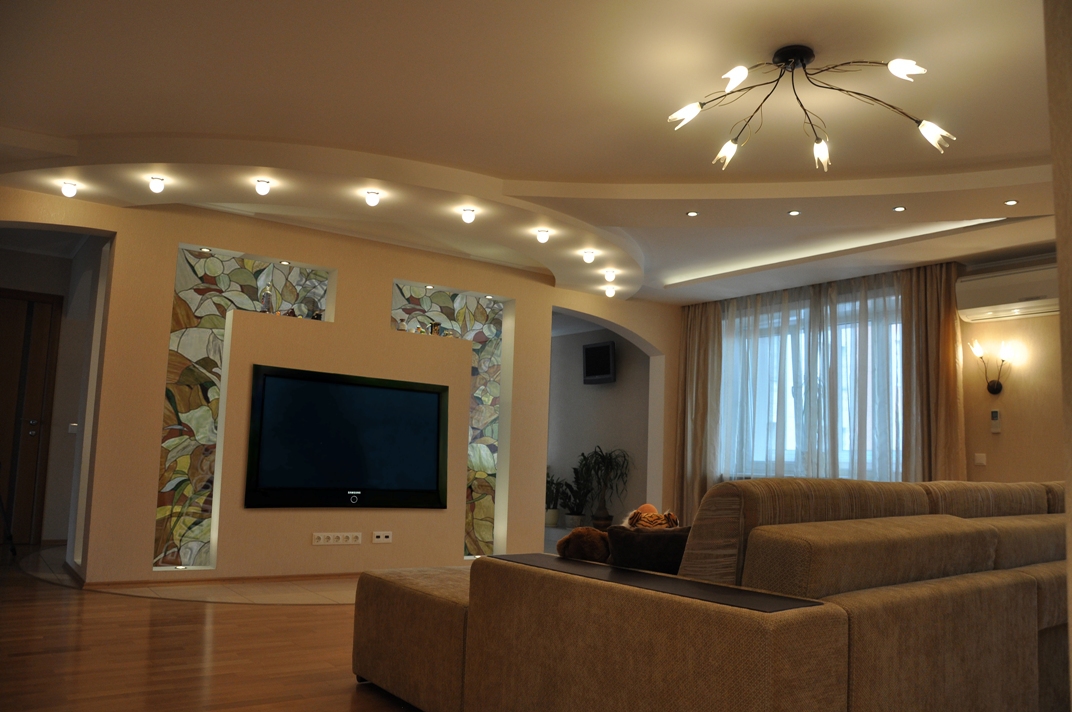 Подвесные потолки из гипсокартона с подсветкой в зале фото