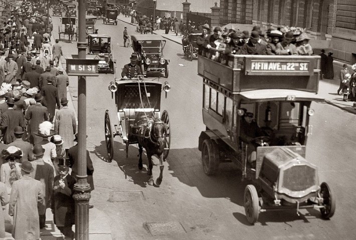 Автомобили на улицах Нью-Йорка 1930-ые года