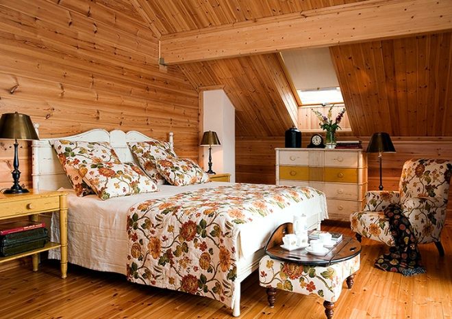 спальня в деревянной мансарде