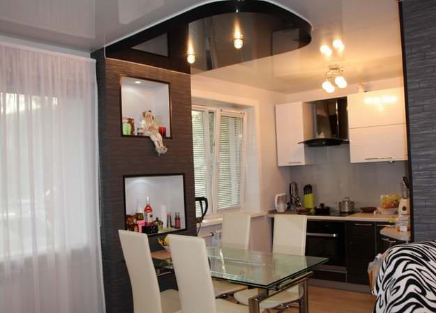 Фото дизайна современной кухни-гостиной с точечной подсветкой 