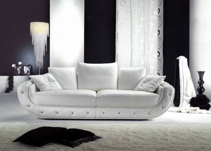 яркий диван в стиле прихожей