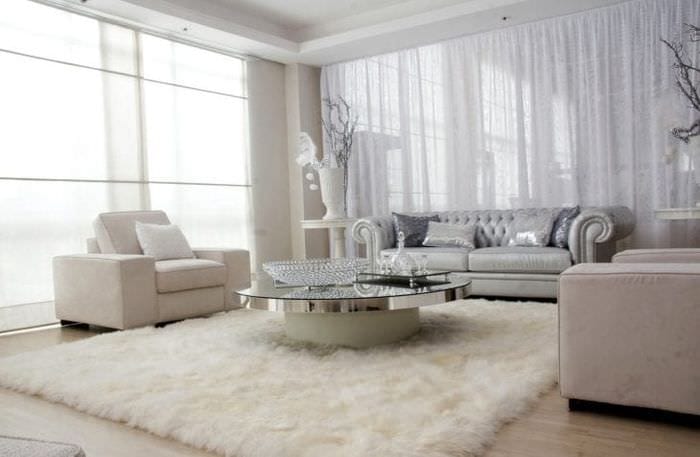 белый диван в дизайне гостиной