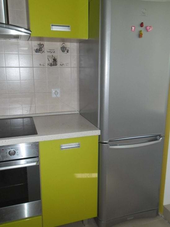 большой холодильник в фасаде кухни в разноцветном цвете