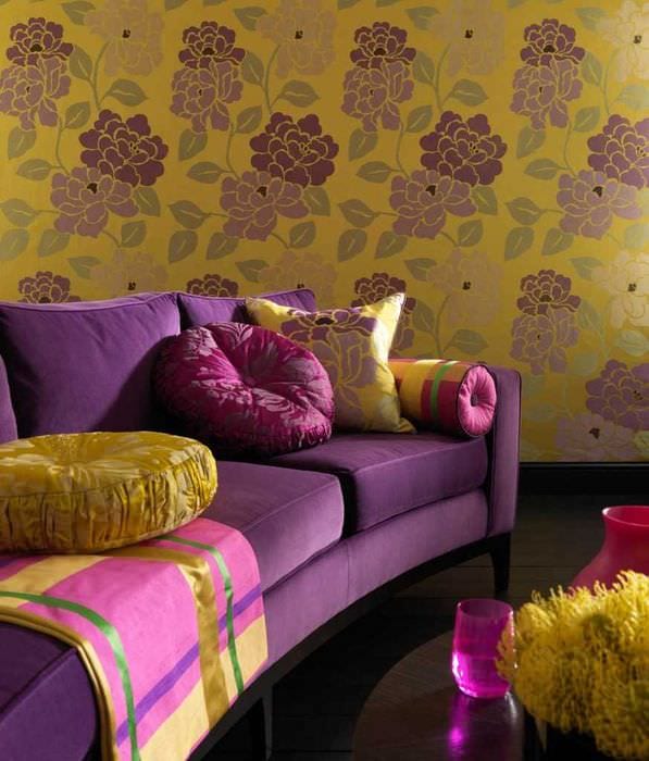 темный фиолетовый диван в стиле гостиной