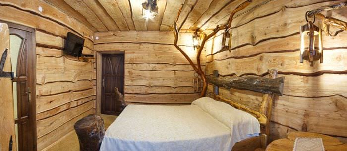 светлый дизайн спальни со старыми досками