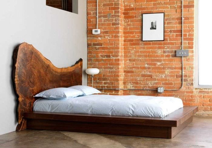 яркий дизайн спальни со старыми досками