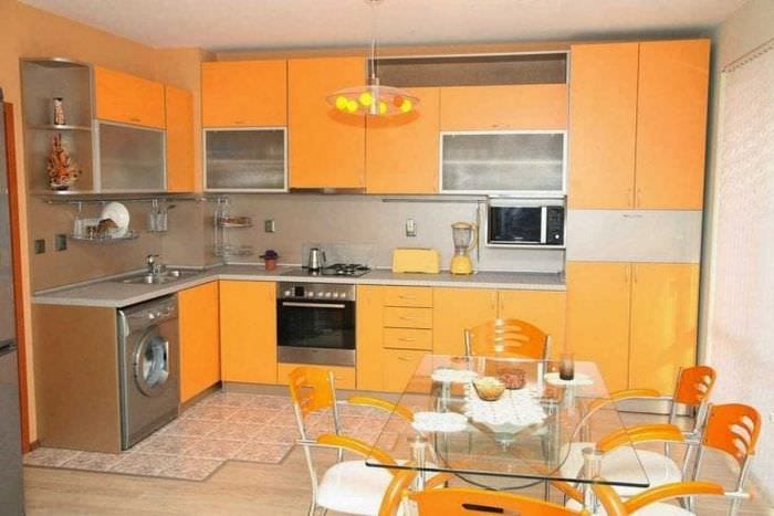 сочетание темного оранжевого в дизайне гостиной с другими цветами
