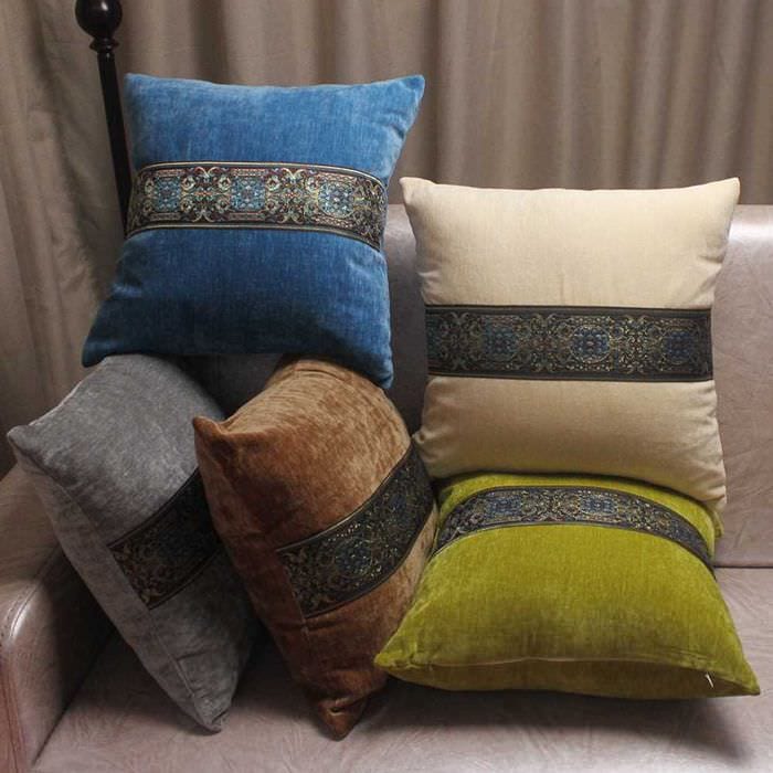 вариант красивых декоративных подушек в дизайне гостиной