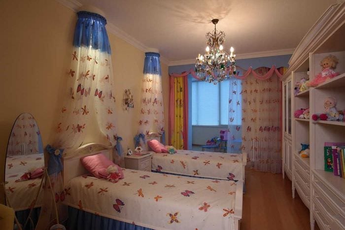 пример светлого стиля детской комнаты для двоих девочек