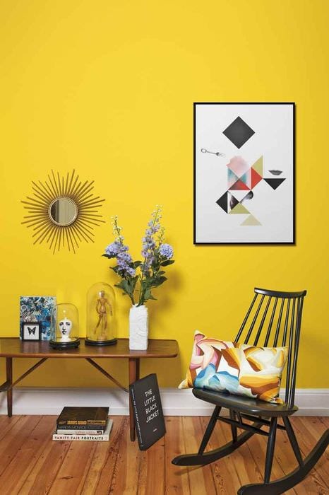 идея использования яркого желтого цвета в дизайне комнаты