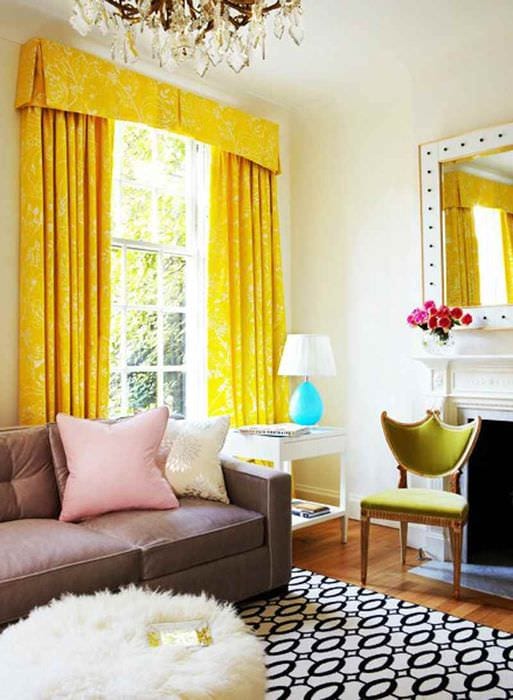 пример применения необычного желтого цвета в дизайне комнаты