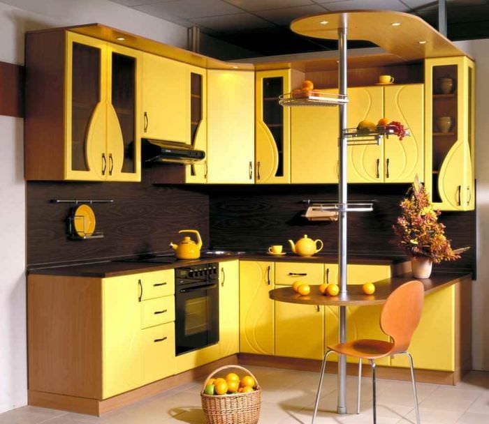 вариант использования красивого желтого цвета в дизайне квартиры
