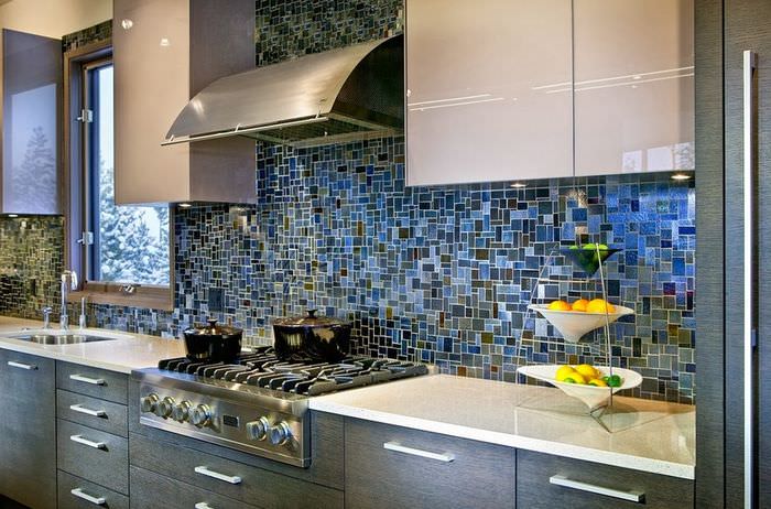 Стена с облицовкой мозаикой на кухне загородного дома