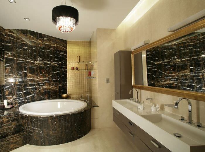 Современная ванная с мозаичным интерьером из мраморной плитки
