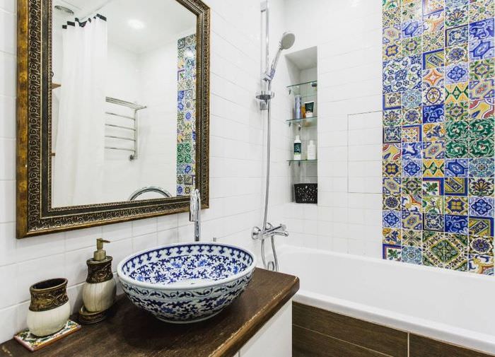 Мозаичное панно на стене в ванной средиземноморского стиля