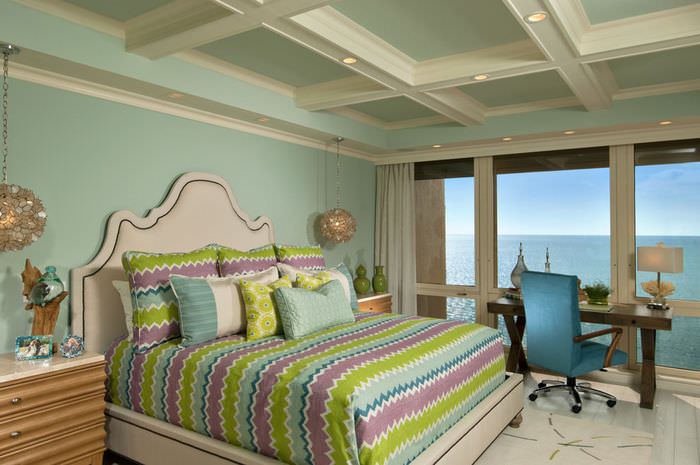 Уютный дизайн спальни в мятных тонах с белыми балками на потолке