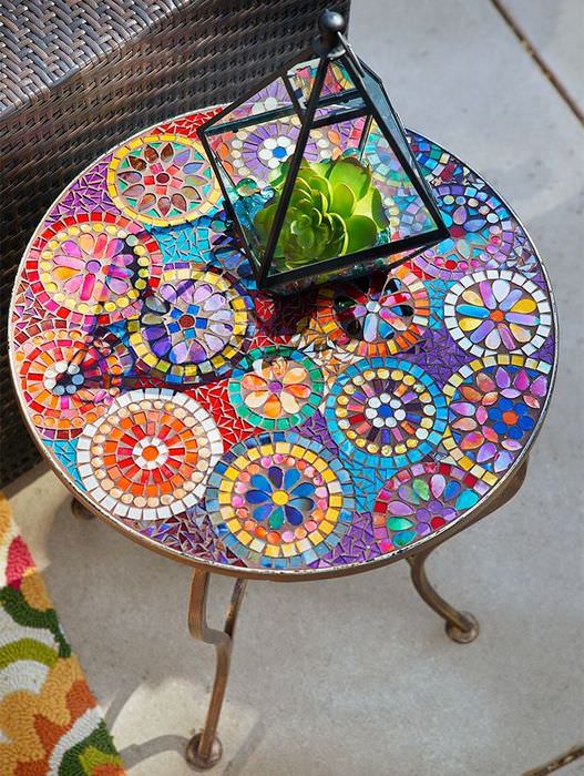 Журнальный столик с мозаичным оформлением столешницы