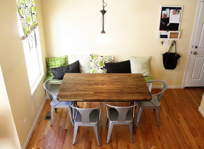 Обеденный стол с деревянной столешнице на кухне загородного дома