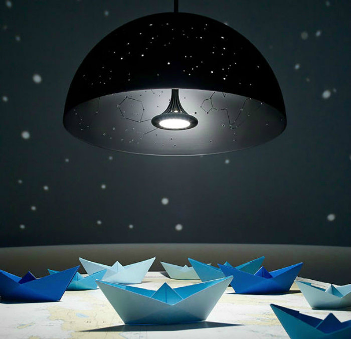 Подвесной светильник с дырками в абажуре, повторяющими карту звездного неба