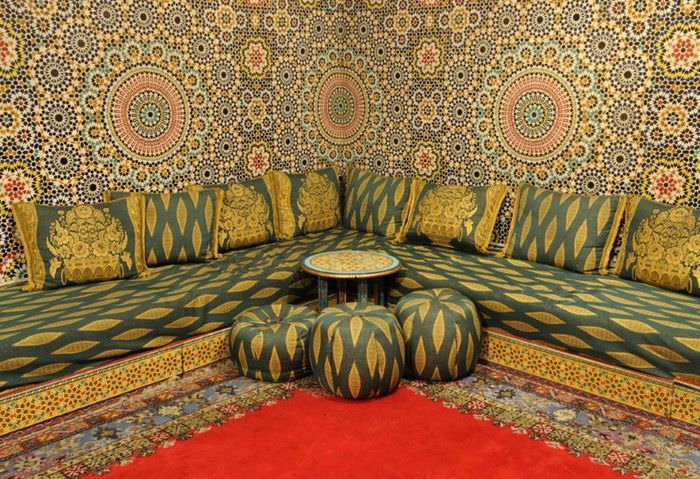 Угловой диван с яркой обшивкой в интерьере марокканского стиля