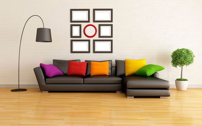 Яркие подушки на коричневом диване в светлой гостиной
