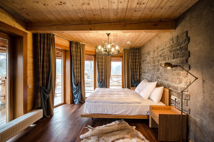 Деревянная кровать с белым постельным бельем