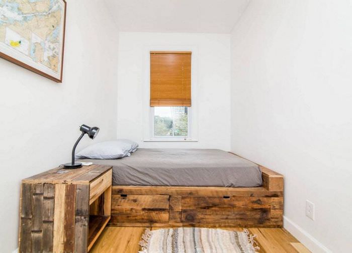 Спальное место на деревянном подиуме в узкой спальне