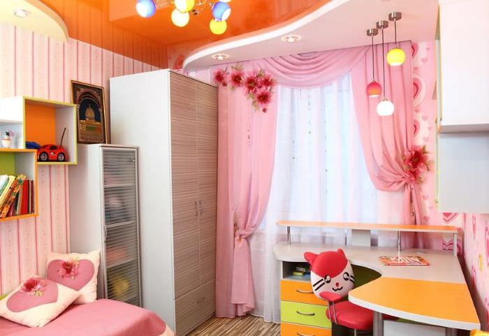 Розовые шторы в комнате для девочки