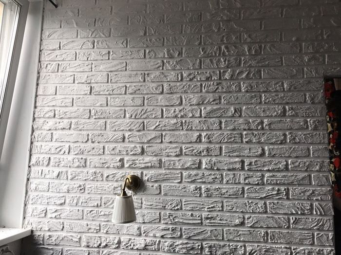 Белая стена с отделкой под кирпич своими руками
