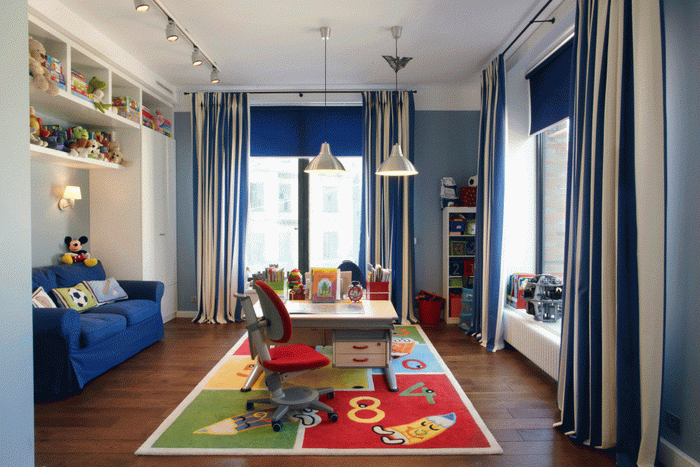 Яркий коврик на полу детской комнаты