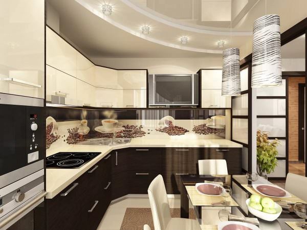 В сети много фото с изображением современных кухонь в светлых тонах, но при выборе того или иного варианта