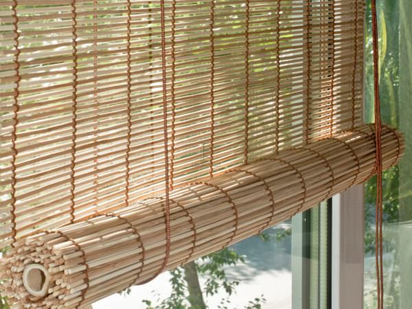 Часто рулонные шторы на кухню изготавливают из натуральных материалов. Популярные - джут и бамбук