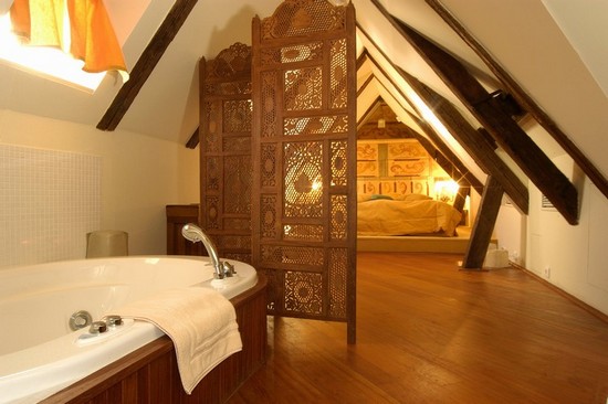 Спальня с ванной в мансарде