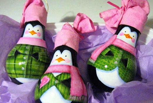 Пингвинчики из лампочек 
